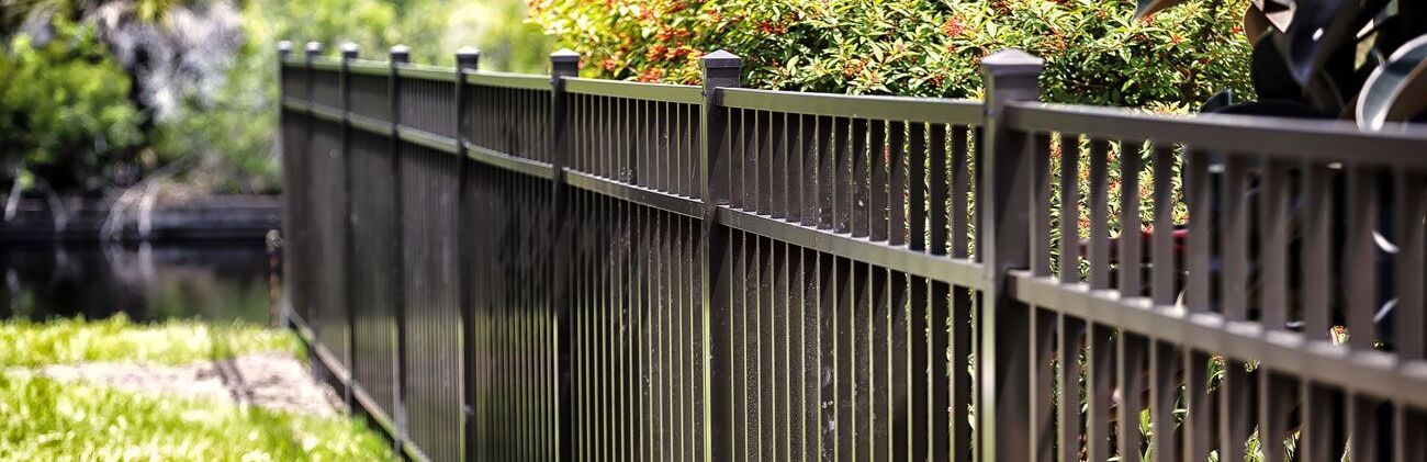 Moderner Metallzaun im Außenbereich